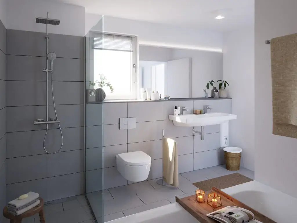 Hell gefliestes, modernes Tageslichtbad mit großer, bodengleicher Dusche und Waschbecken.