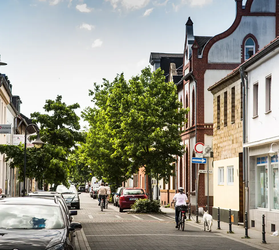 Historisches Straßenbild mit Fachwerkhäusern und viel Grün in der Stadt Elsdorf.