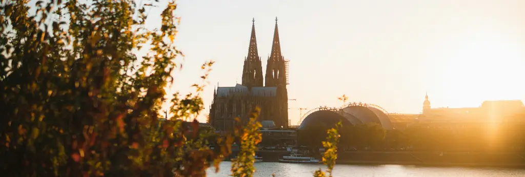 Der Kölner Dom im Sonnenuntergang, stellvertretend für die gute Anbindung von Elsdorf an Köln.
